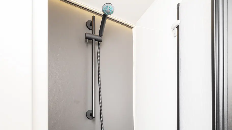 Knaus Sky TI 700 DEG. Die Innenaufnahme zeigt die Dusche des Knaus Sky TI 700 DEG.