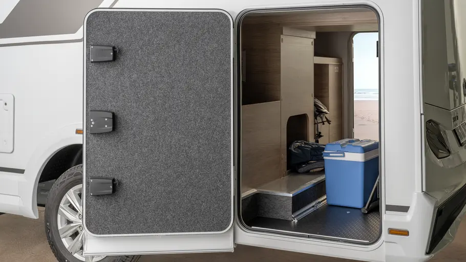 Knaus Sky TI 700 DEG Die Detailaufnahme zeigt die Heckgarage des Knaus Sky TI 700 DEG bei geöffneter Stauraumklappe.