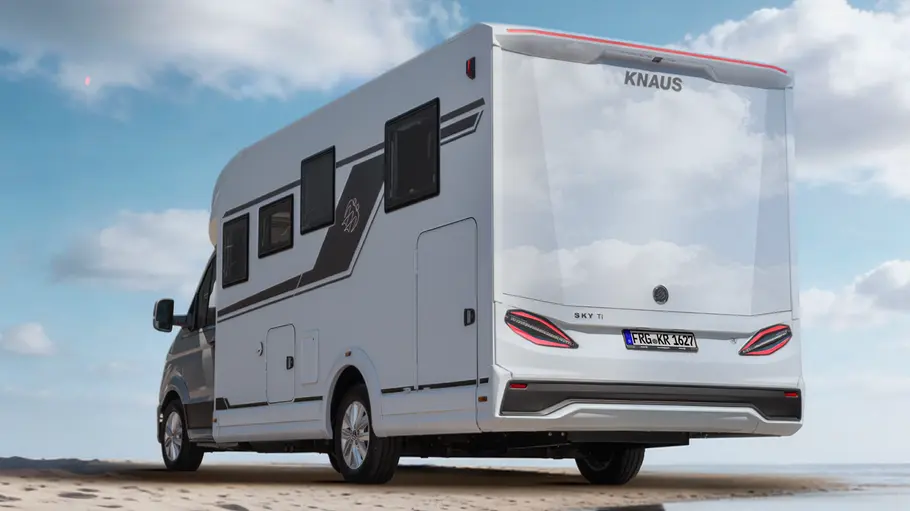 Knaus Sky TI 700 DEG Die Außenaufnahme zeigt den Knaus Sky TI 700 DEG von schräg hinten an einem Strand.