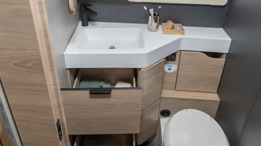 Knaus Sky TI 700 DEG Die Innenaufnahme zeigt das Badezimmer des Knaus Sky TI 700 DEG.