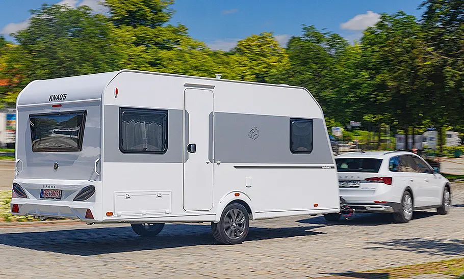 Der Knaus Sport (2025) an einem Zugfahrzeug angehangen.