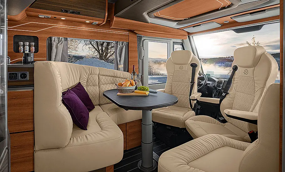 Knaus Sun I 700 LEG (2024) Das Bild zeigt den Wohnraum des Knaus Sun I 700 LEG.