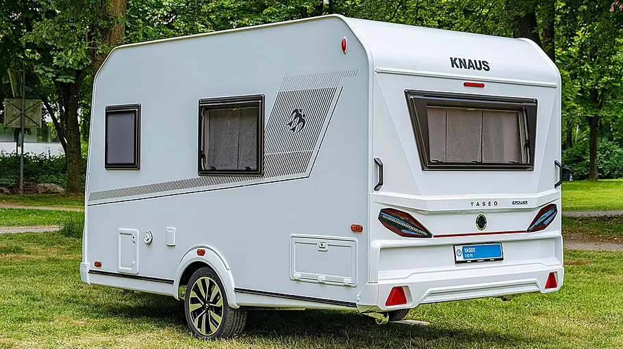 Der Knaus Yaseo statisch von schräg hinten links.