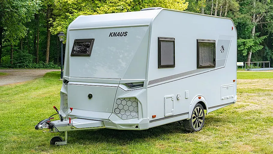 Der Knaus Yaseo 340 PX stehend von schräg vorne links.