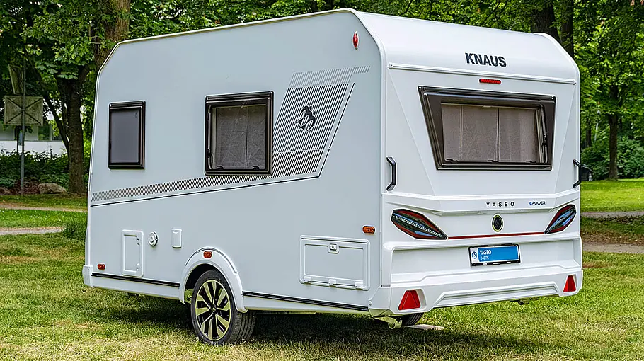 Der Knaus Yaseo 340 PX stehend von schräg hinten links.