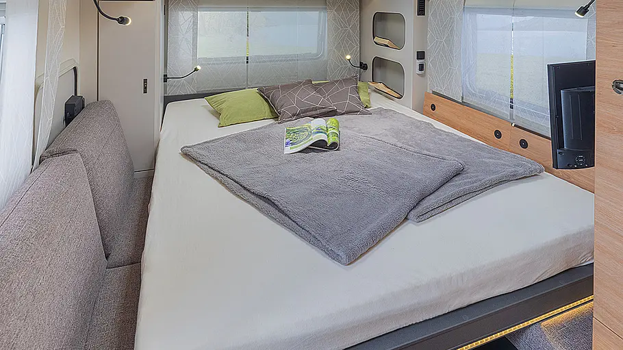 Ansicht der Sitzgruppe des Knaus Yaseo 340 PX in Nachtstellung mit heruntergeklapptem Doppelbett.