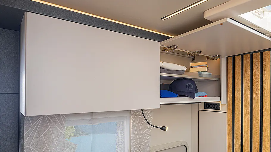 Ansicht der Dachschränke im Wohnraum des Knaus Yaseo 340 PX.