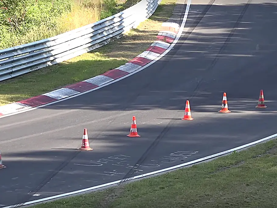 One:1 crasht auf dem Nürburgring
