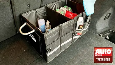 Die Oasser-Kofferraumtasche im Kofferraum, gefüllt mit Kleinkram. - Foto: Holger Ippen