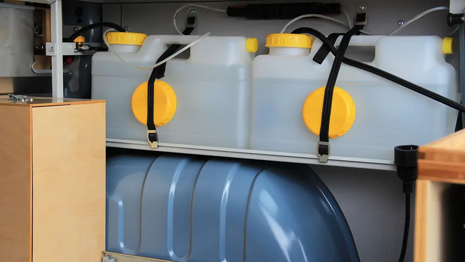 Kompanja Eins Die Wassertanks über dem hinteren rechten Radlauf des Kompanja Eins im Detail.