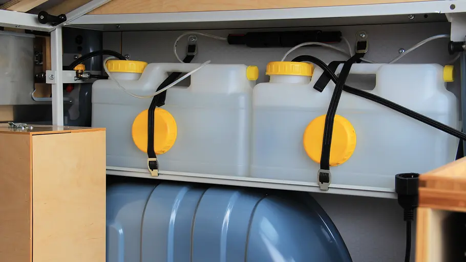 Kompanja Eins Die Wassertanks über dem hinteren rechten Radlauf des Kompanja Eins im Detail.