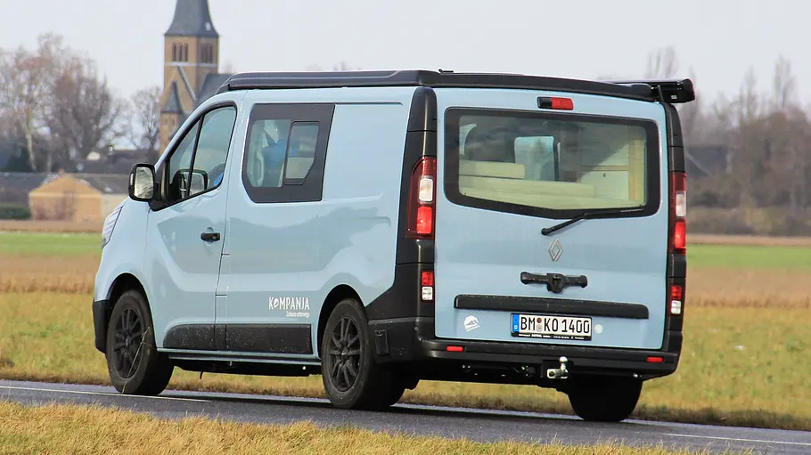 Kompanja Eins Der Kompanja Eins fahrend von schräg hinten links.
