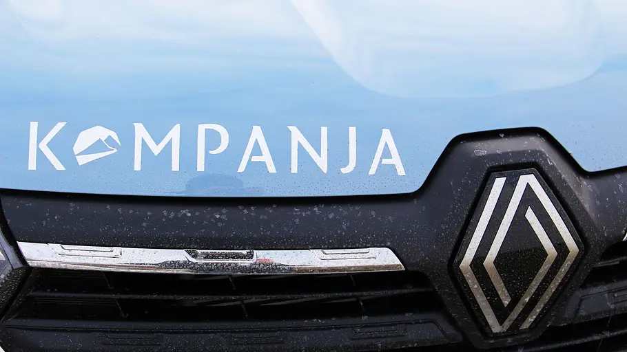Die Logos von Renault und Kompanja auf der Motorhaube und am Kühlergrill.