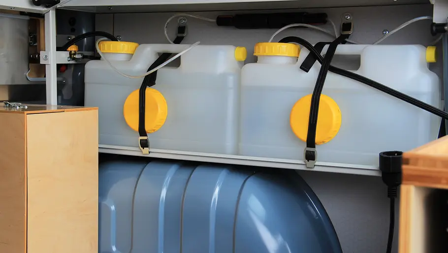 Wassertanks über dem Radkasten.