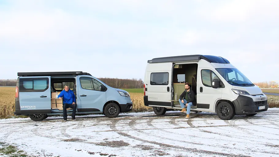 Kompanja Eins/Kompanja Zwei Das Bild zeigt die beiden Kompanja-Modelle statisch mit geöffneter Türe von links. Die Autoren sitzen jeweils im Schiebetürbereich.