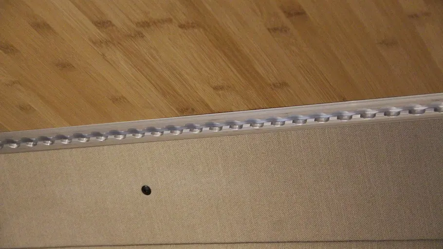 Eine Airlineschiene an der Decke im Innenraum des Kompanja Zwei im Detail.