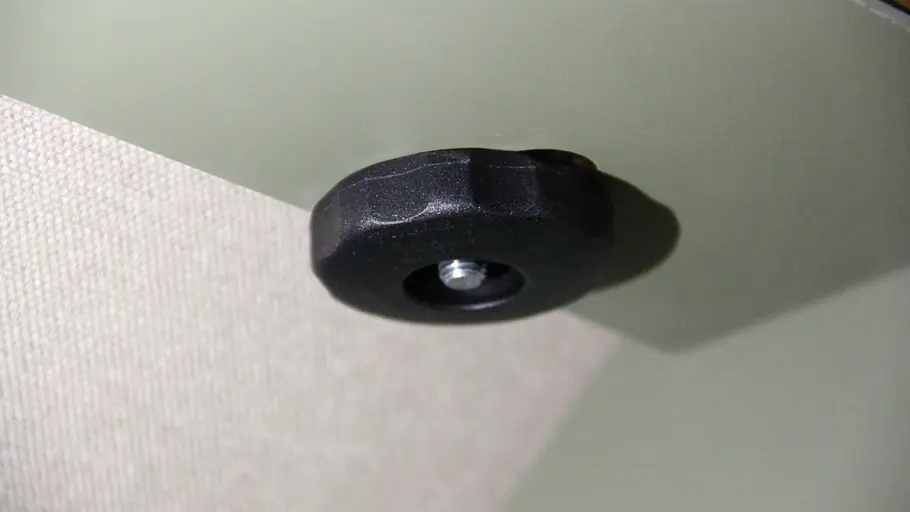 Der Befestigungsmechanismus des Dachstauschranks des Kompanja Zwei im Detail.