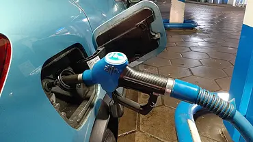 Spritpreisentwicklung: Symbolbild zeigt ein Fahrzeug an der Tankstelle, das betankt wird. - Foto: Imago