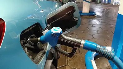 Spritpreisentwicklung: Symbolbild zeigt ein Fahrzeug an der Tankstelle, das betankt wird. - Foto: Imago