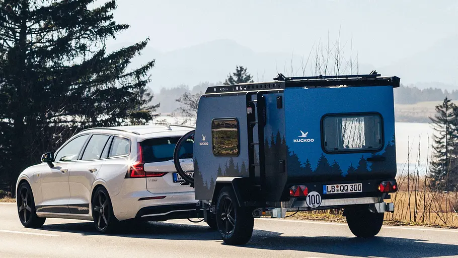Der Kuckoo Camper Bruno (2026) am Haken eines Zugfahrzeugs.