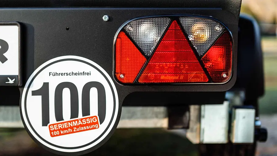 Das Detailfoto zeigt ein Schild an der hintere Stoßstange des Kuckoo Camper Bruno (2026)- 