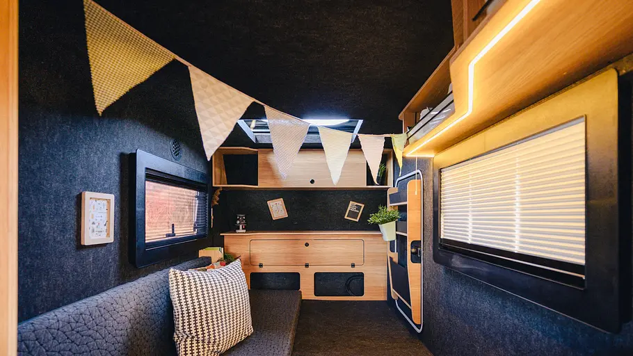 Die Innenaufnahme zeigt den Wohnraum des Kuckoo Camper Max (2026).