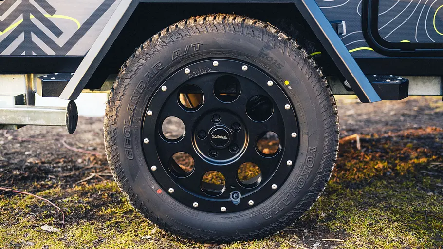 Die Detailaufnahme zeigt ein Rad des Kuckoo Camper Max (2026).