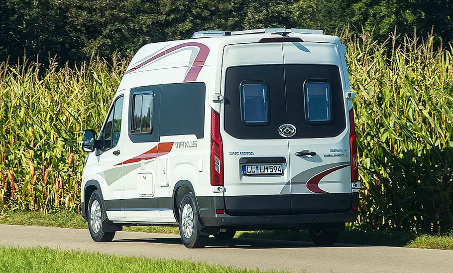 Neuer La Marca SAIC Maxus RV9 (2025) Der La Marca SAIC Maxus RV9 (2025) fahrend von schräg hinten fotografiert.