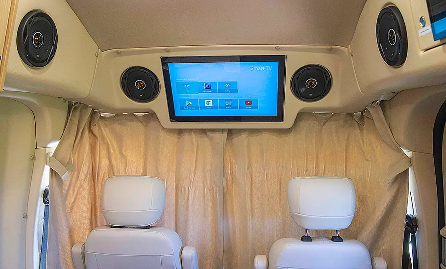 Neuer La Marca SAIC Maxus RV9 (2025) Der Fernseher über den Vordersitzen des La Marca SAIC Maxus RV9 (2025).
