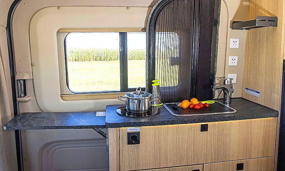 Neuer La Marca SAIC Maxus RV9 (2025) Die Küchenzeile des La Marca SAIC Maxus RV9 (2025).