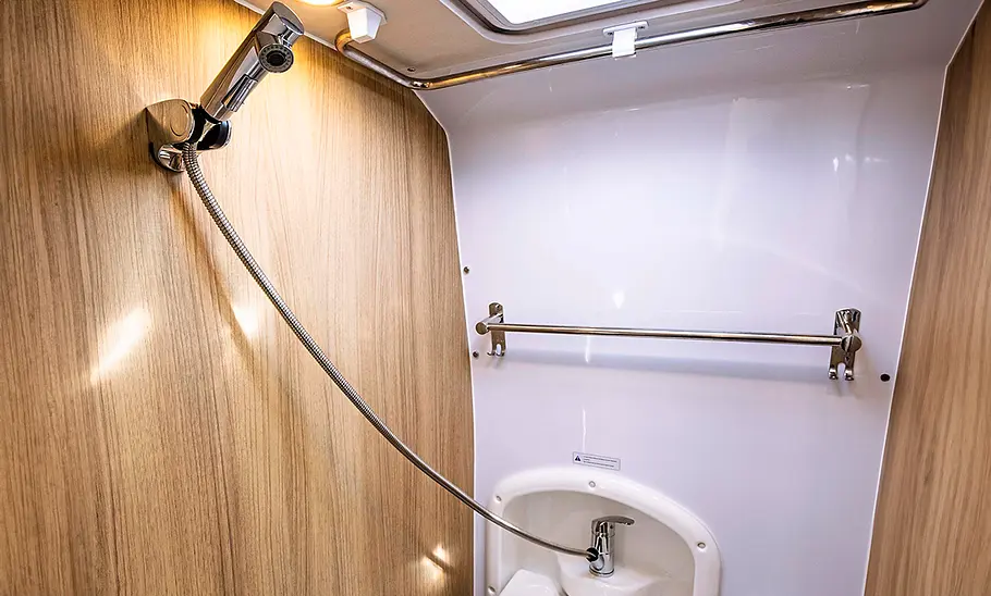 Neuer La Marca SAIC Maxus RV9 (2025) Die Dusche des La Marca SAIC Maxus RV9 (2025).