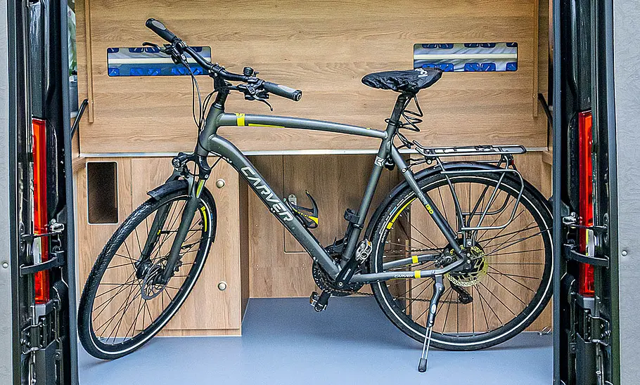 Die Heckgarage des La Strada Avanti C. Das Bett ist zur Hälfte nach oben geklappt.