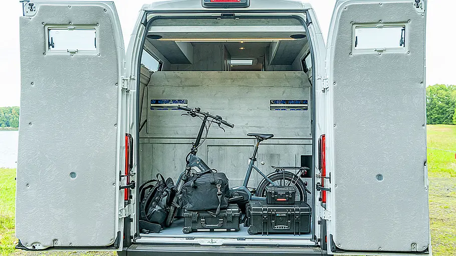 La Strada Avanti EB Die Außenaufnahme zeigt die Heckgarage im La Strada Avanti EB mit hochgeklapptem Kopfteil der darüberliegenden Betten.