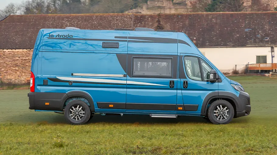 Der La Strada Avanti F Edition 40 von der Seite auf einer Wiese vor einer Burgruine geparkt.