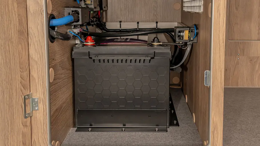 Der Lithium-Akku in einem Staufach im Heck des La Strada Avanti F Edition 40 im Detail.