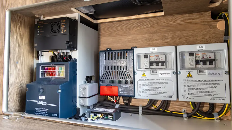 Blick in die zentrale Elektronik-Steueranlage in der Heckgarage des La Strada Avanti F Edition 40.