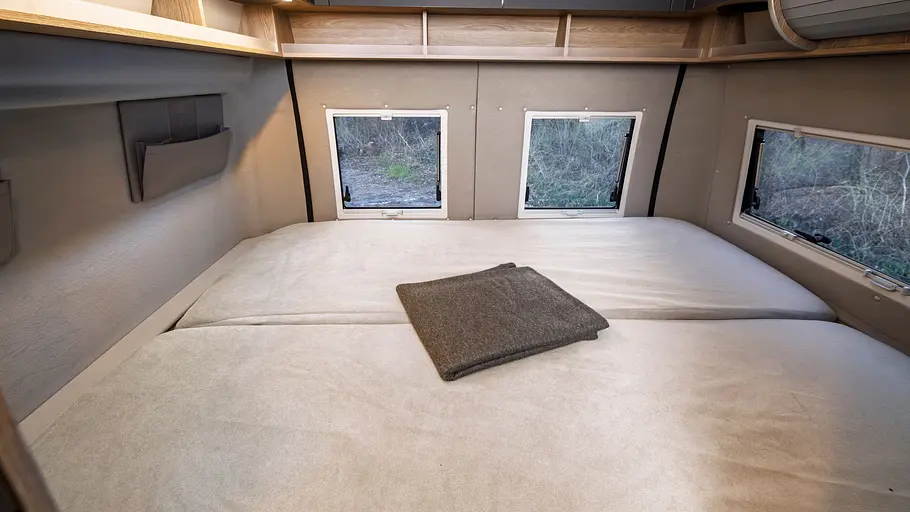 Blick auf das Heckbett des La Strada Avanti F Edition 40.