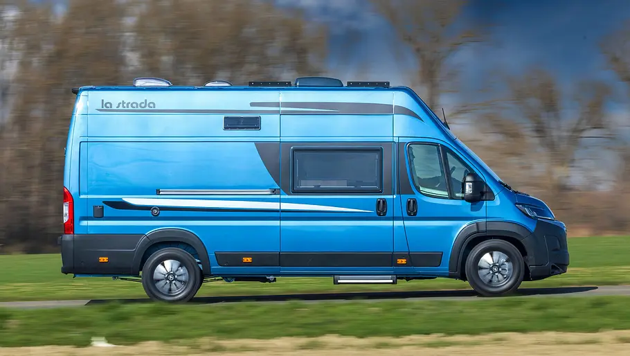 Der La Strada Avanti F Edition 40 fahrend im Profil von rechts.