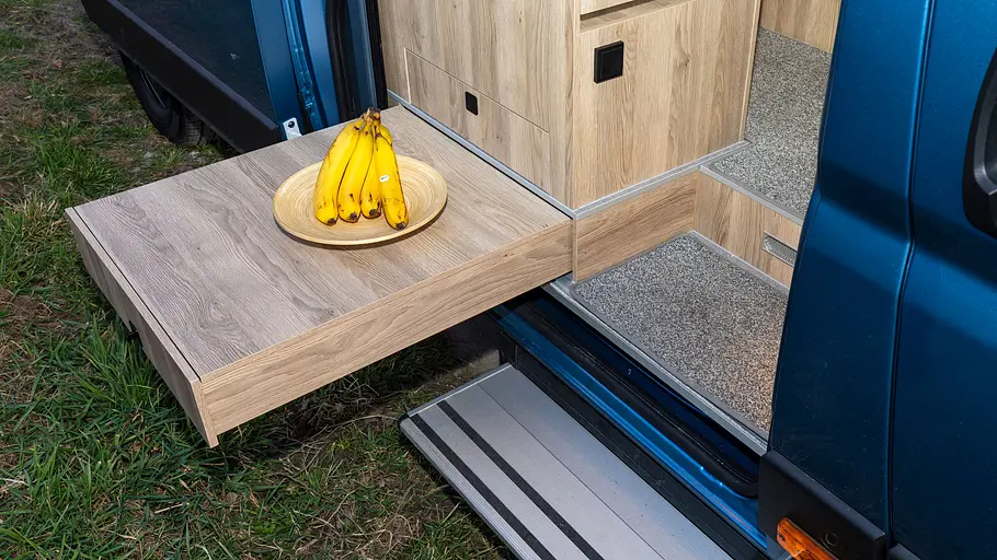 Der ausziehbare Outdoor-Tisch an der Außenseite der Küche des La Strada Avanti F Edition 40 im Detail.