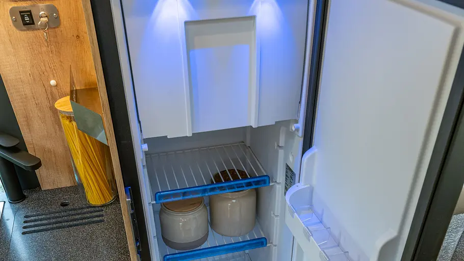 Die Innenaufnahme zeigt den Kühlschrank im La Strada Avanti R.