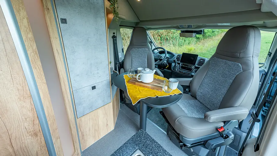 Die Innenaufnahme zeigt das Fahrerhaus des La Strada Avanti R mit umgedrehten Sitzen.