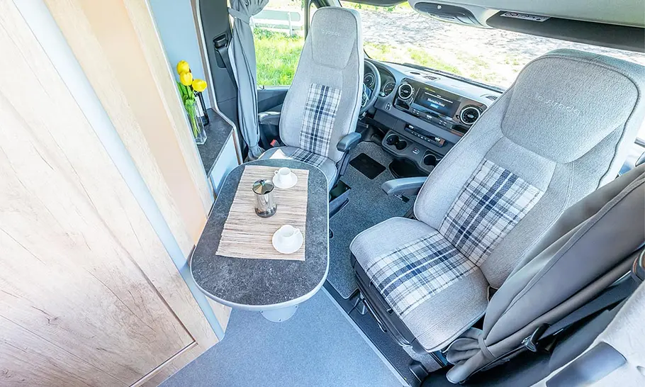 Die Innenansicht zeigt das Cockpit des La Strada Regent E (2024).