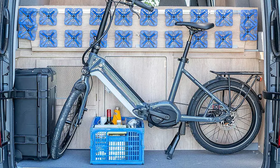 Die Innenansicht zeigt ein Fahrrad im Heck-Gepäckraum La Strada Regent E (2024).