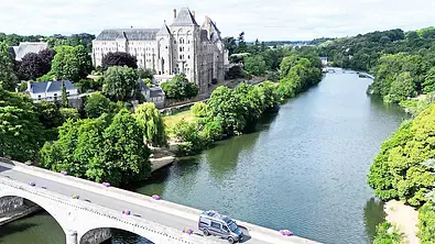 Der La Strada Regent E aus der Vogelperspektive beim Überqueren der Loire auf einer Brücke. Im Hintergrund ist die Abtei Abbaye de Solesmes zu sehen. - Foto: AUTO ZEITUNG