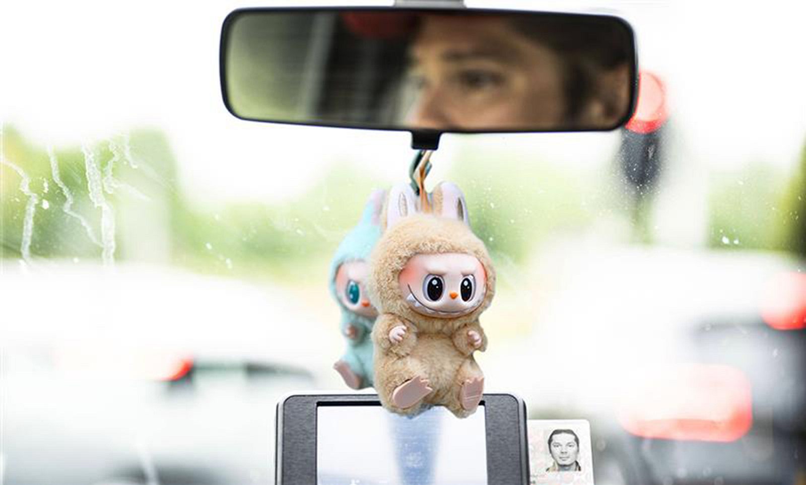 Labubu im Auto: Wo der Dekotrend zur Sichtfalle wird