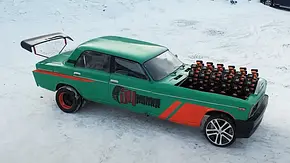 Der Lada 2106 mit Bohrmaschinen-E-Antrieb von schräg oben und von der Seite fotografiert. - Foto: Youtube/Garage 54 Der Lada 2106 mit Bohrmaschinen-E-Antrieb von schräg oben und von der Seite fotografiert. - Foto: Youtube/Garage 54