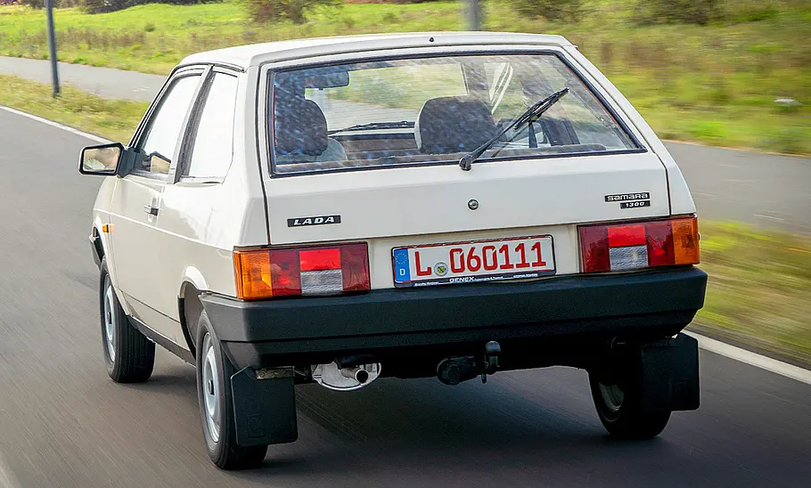 Lada Samara Der Lada Samara fahrend von hinten.