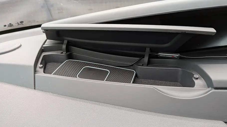 Polmxs-C1-Ladeschale im Test, fotografiert von schräg vorne.