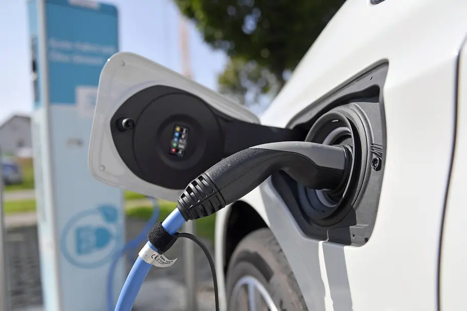 Ein Ladevorgang bei einem Plug-in-Hybriden, im Hintergrund sieht man die Ladesäule.