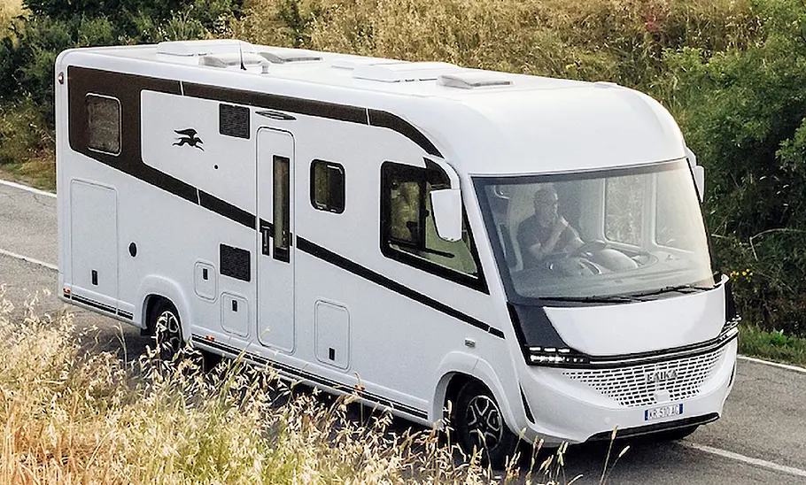 Laika Kreos H 5109 (2024) Das Bild zeigt eine seitliche Frontansicht.